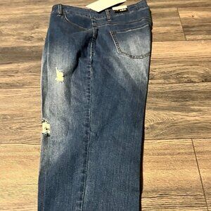 NWT Slimsation destructed jeans with double frayed edge.  Size 8